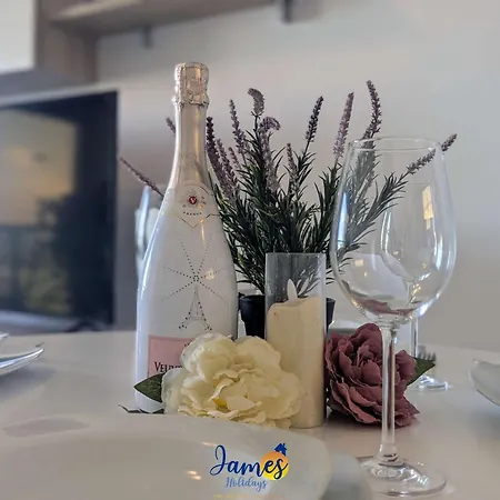 Cozy Beachside 2br Retreat Tv23 *