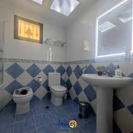 Cozy Beachside 2br Retreat Tv23 *