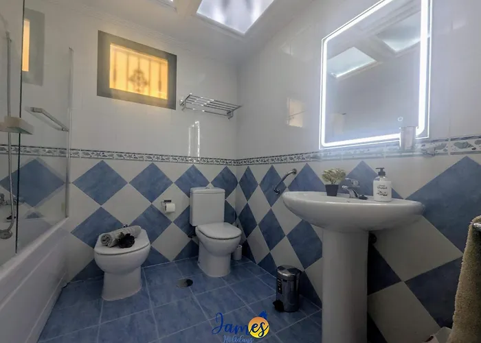 Cozy Beachside 2br Retreat Tv23 *